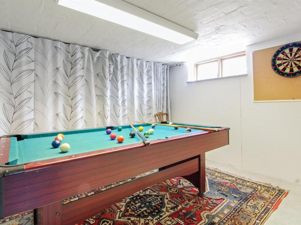 Biliár nebo kulečník v ubytování Holiday Home Heilgard - 500m from the sea by Interhome
