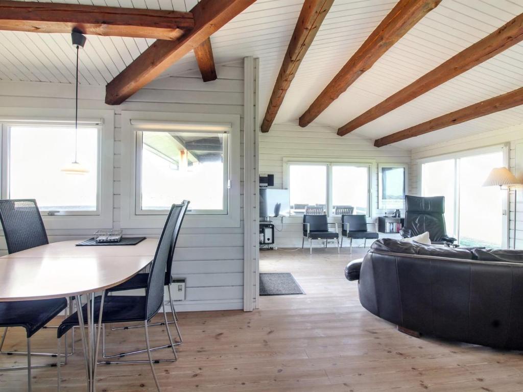 TV a/nebo společenská místnost v ubytování Holiday Home Sinnika - 75m from the sea by Interhome
