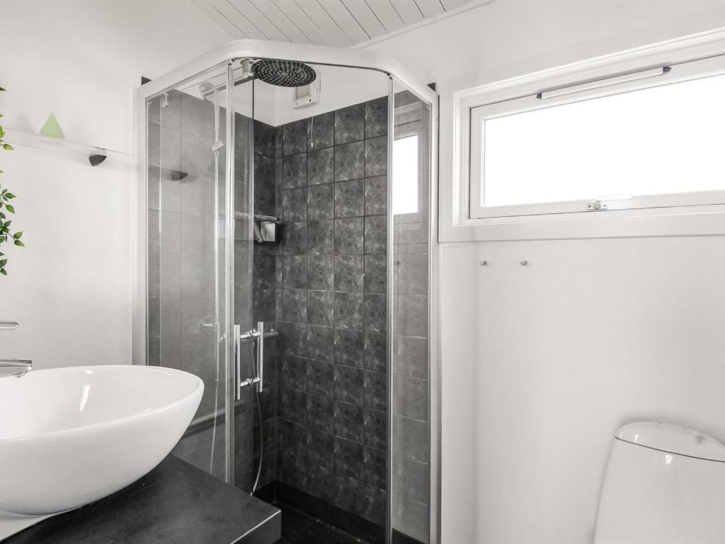 Koupelna v ubytování Holiday Home Sinnika - 75m from the sea by Interhome