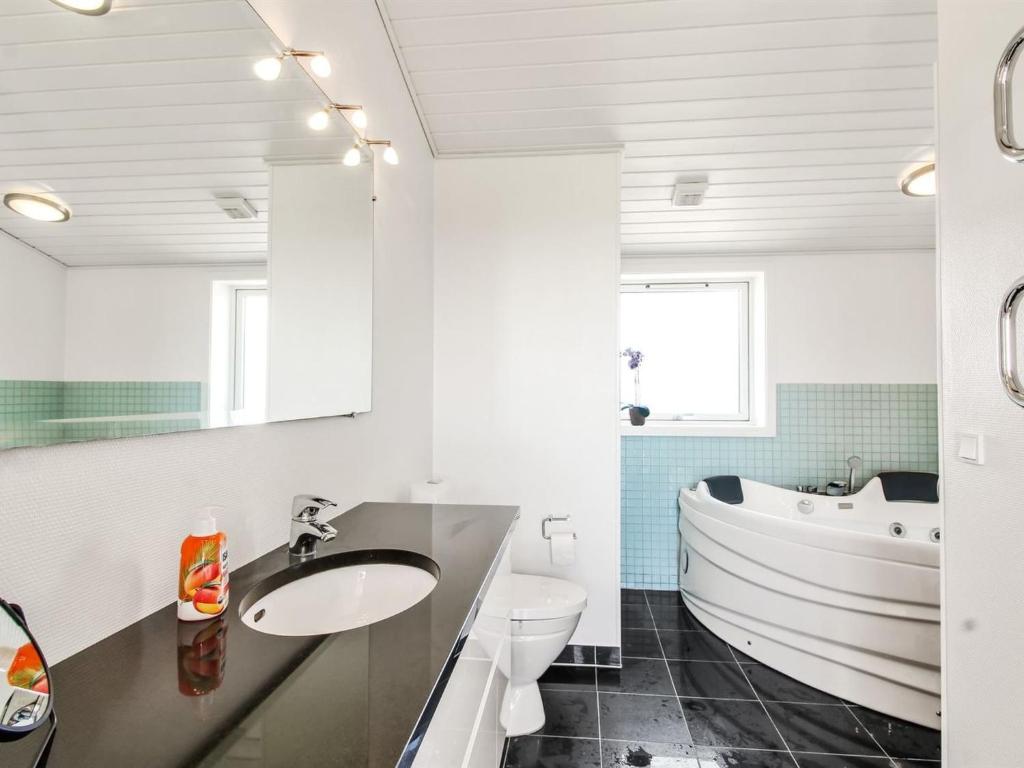 Koupelna v ubytování Holiday Home Sinnika - 75m from the sea by Interhome