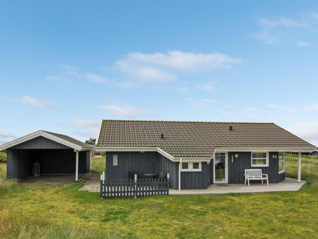 een huis met een grijs huis met een tuin bij Holiday Home Fanni - 300m from the sea in NW Jutland by Interhome in Hjørring
