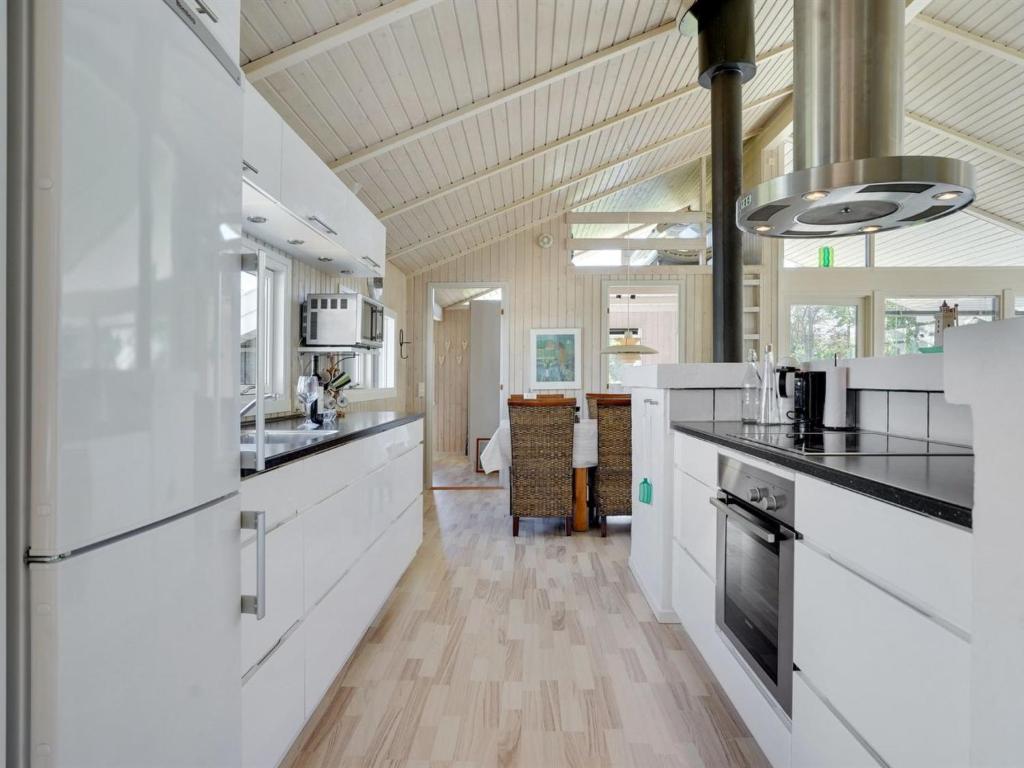 Kuchyň nebo kuchyňský kout v ubytování Holiday Home Harriet - 800m from the sea by Interhome