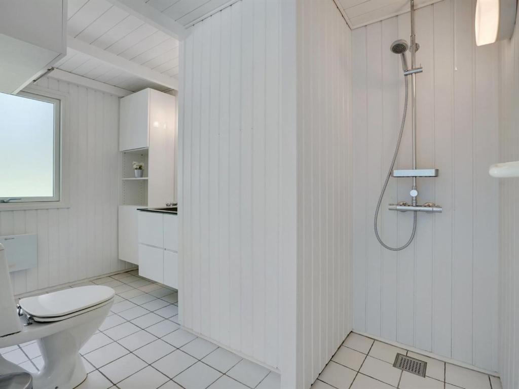 Koupelna v ubytování Holiday Home Harriet - 800m from the sea by Interhome