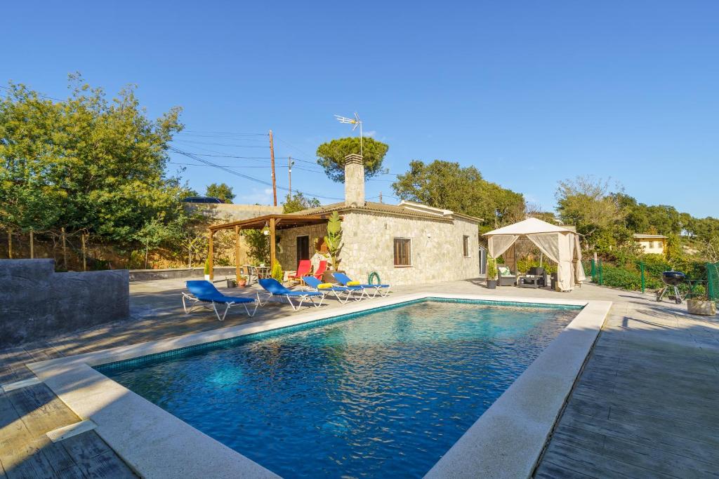 basen przed domem w obiekcie Refugio Lux, Piscina Privada & Aircon w mieście Terra Brava