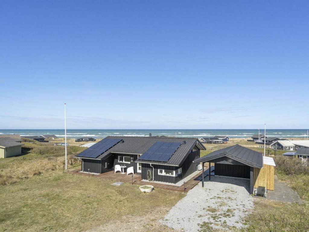 ein Haus mit Sonnenkollektoren am Meer in der Unterkunft Holiday Home Konsta - all inclusive - 200m from the sea by Interhome in Hjørring