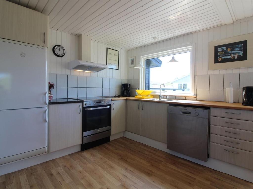 Kuchyň nebo kuchyňský kout v ubytování Holiday Home Ellynor - 200m from the sea by Interhome