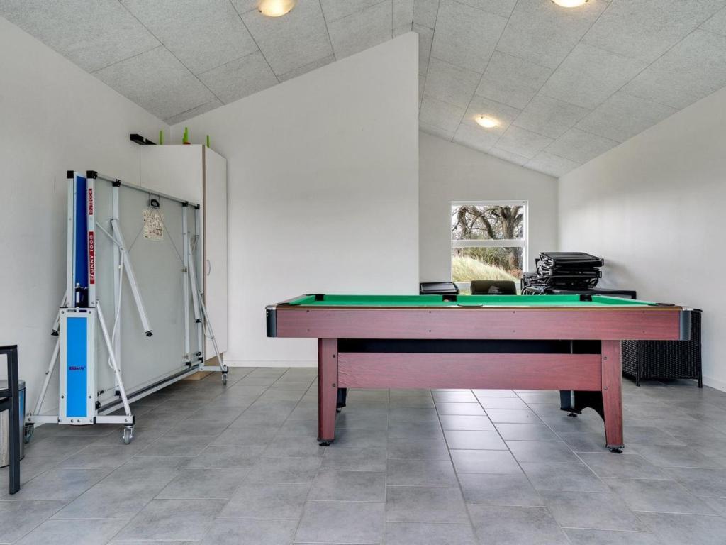 Biliár nebo kulečník v ubytování Holiday Home Swarthofthi - 1-5km from the sea by Interhome