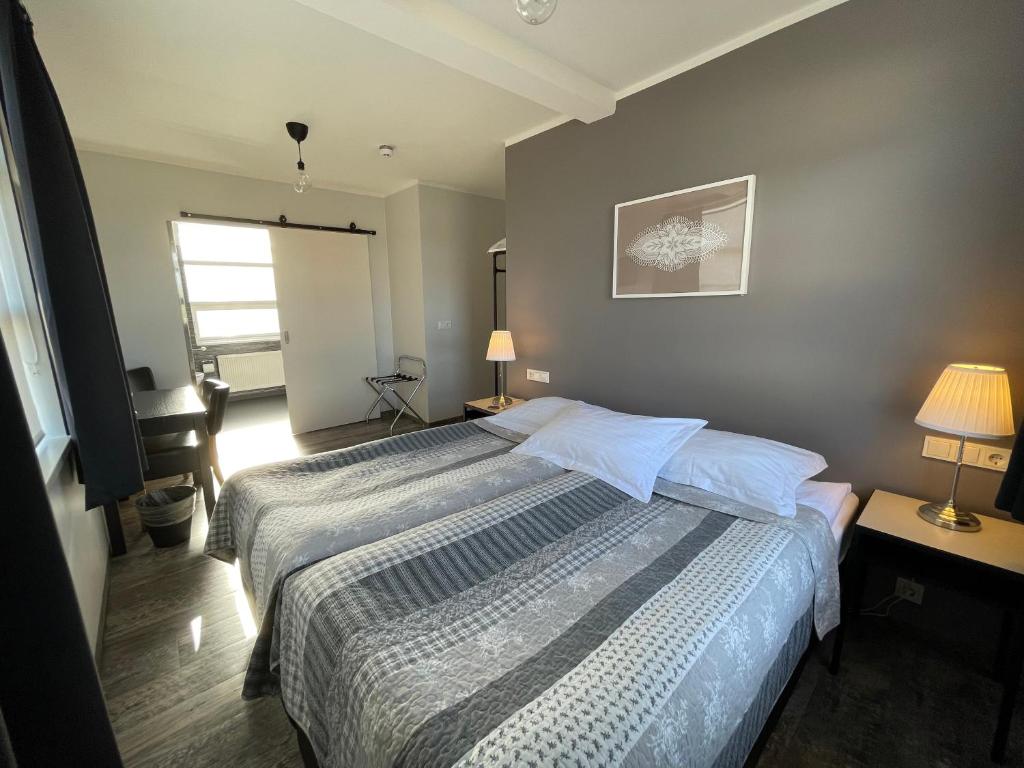 Rúm í herbergi á Akkeri Guesthouse