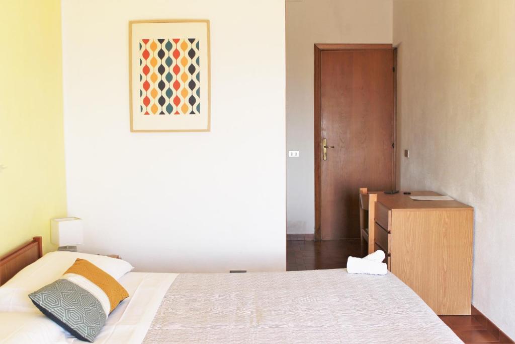 1 dormitorio con 1 cama y armario de madera en Piccolo Hotel Nuova gestione, en Cala Gonone