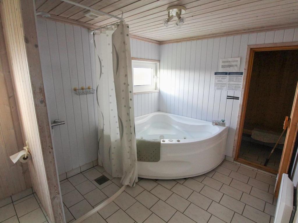 Koupelna v ubytování Holiday Home Vili - 500m from the sea by Interhome