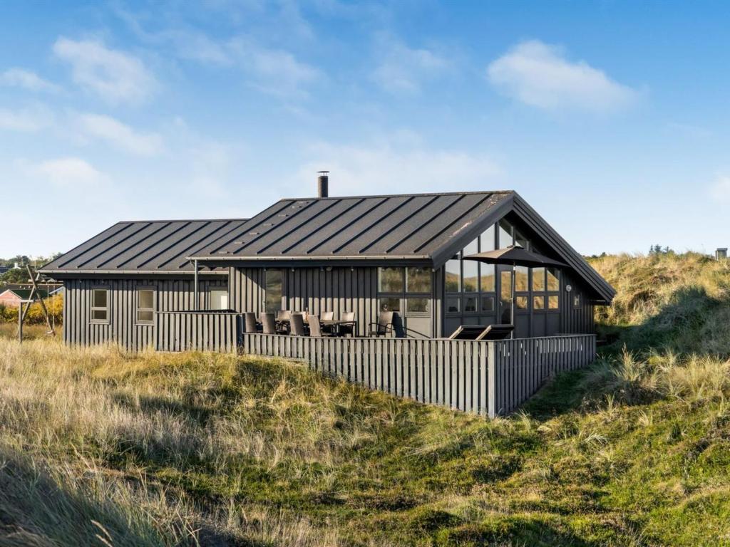 une maison au sommet d'une colline dans l'établissement Holiday Home Fransisca - 600m from the sea in NW Jutland by Interhome, à Bindslev