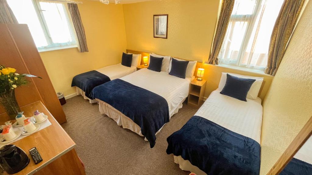 Кровать или кровати в номере Sutcliffe Hotel