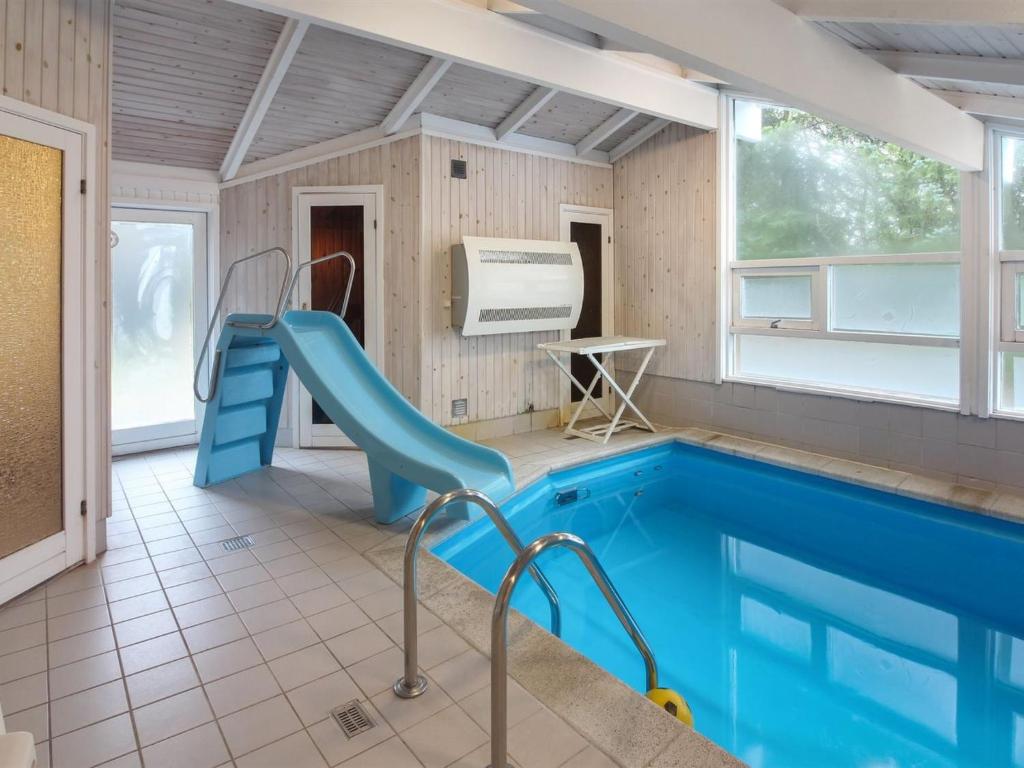 Bazén v ubytování Holiday Home Eldmar - 500m from the sea by Interhome nebo v jeho okolí