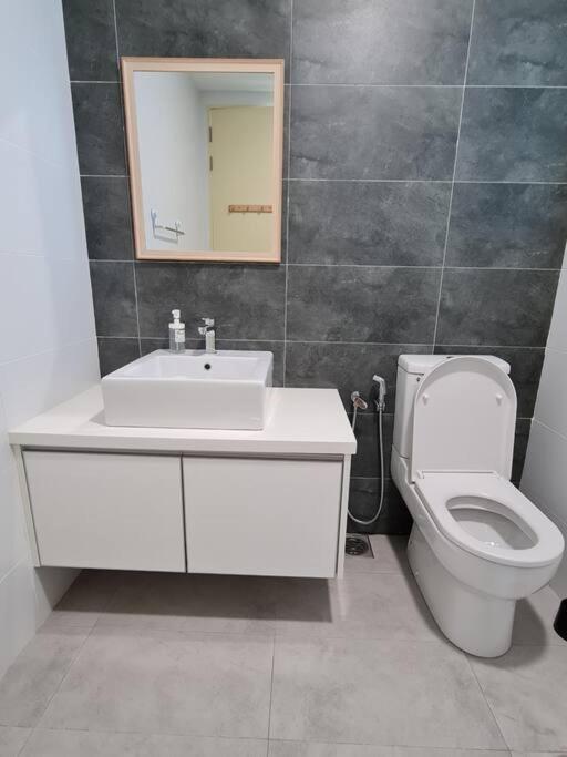 Koupelna v ubytování Impiria Residensi #Link Aeon Mall Klang 4BR3Bath