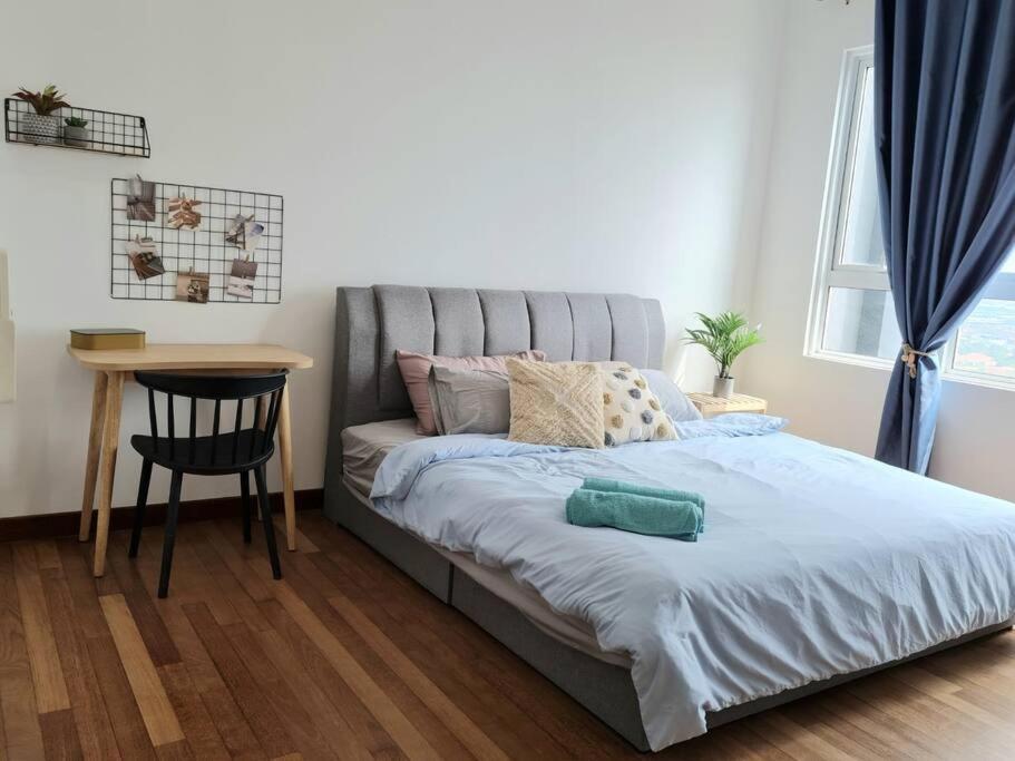 Postel nebo postele na pokoji v ubytování Impiria Residensi #Link Aeon Mall Klang 4BR3Bath