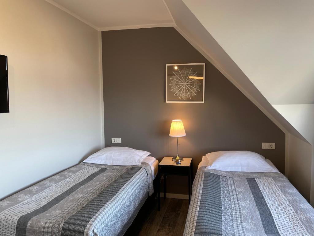Rúm í herbergi á Akkeri Guesthouse