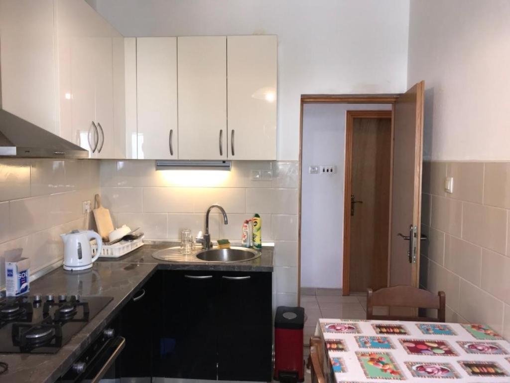 uma cozinha com um lavatório e uma bancada em Dubrovnik Rooms 2 em Dubrovnik