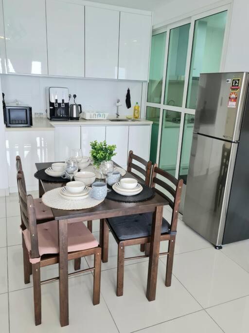 Kuchyň nebo kuchyňský kout v ubytování Impiria Residensi #Link Aeon Mall Klang 4BR3Bath