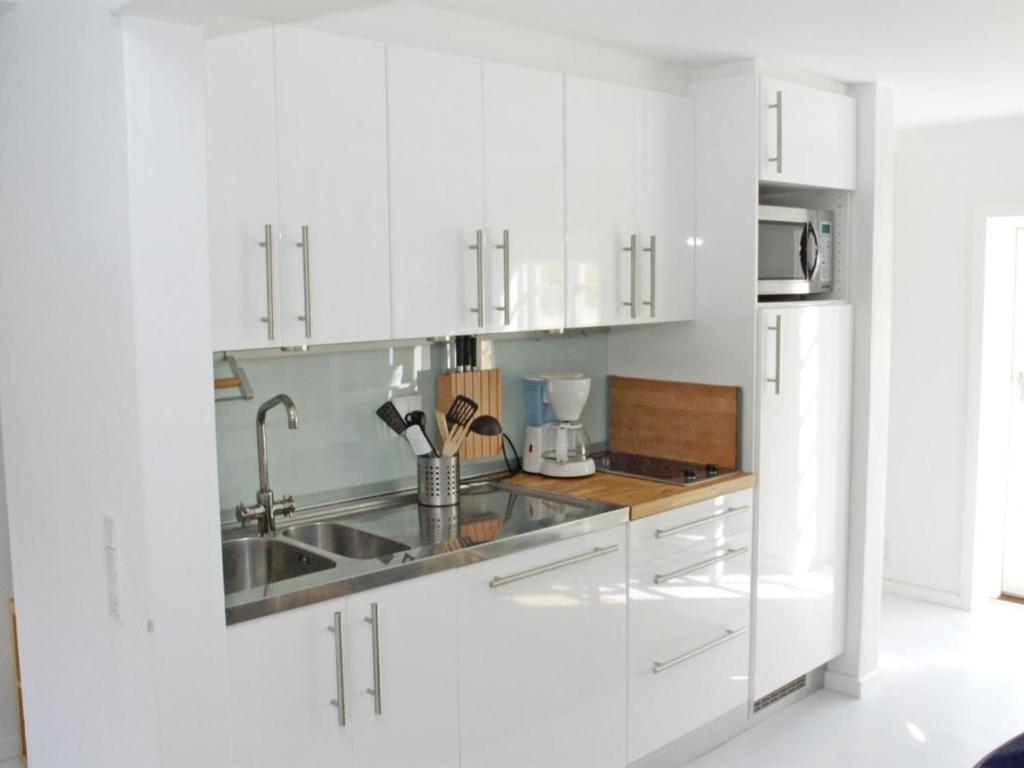 Kuchyň nebo kuchyňský kout v ubytování Apartment Märit - 300m from the sea by Interhome