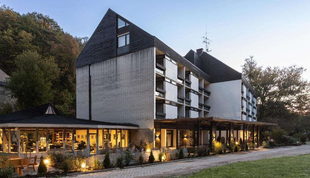 une maison avec un toit noir et un bâtiment dans l'établissement Hotel Luisenpark, à Bad Bergzabern