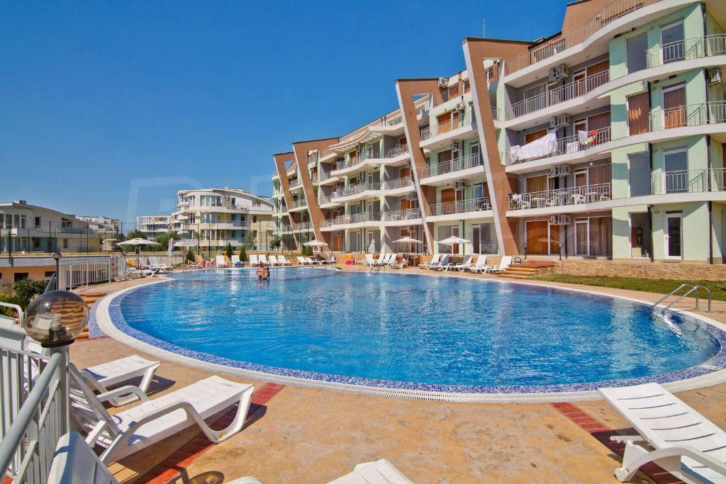 Bazén v ubytování Sunny Beach Sunset Kosharitsa apartments nebo v jeho okolí
