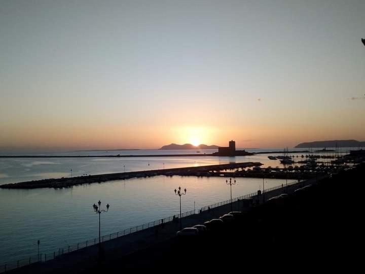 トラーパニにあるAppartamento Lorenaの桟橋付きの水上夕日