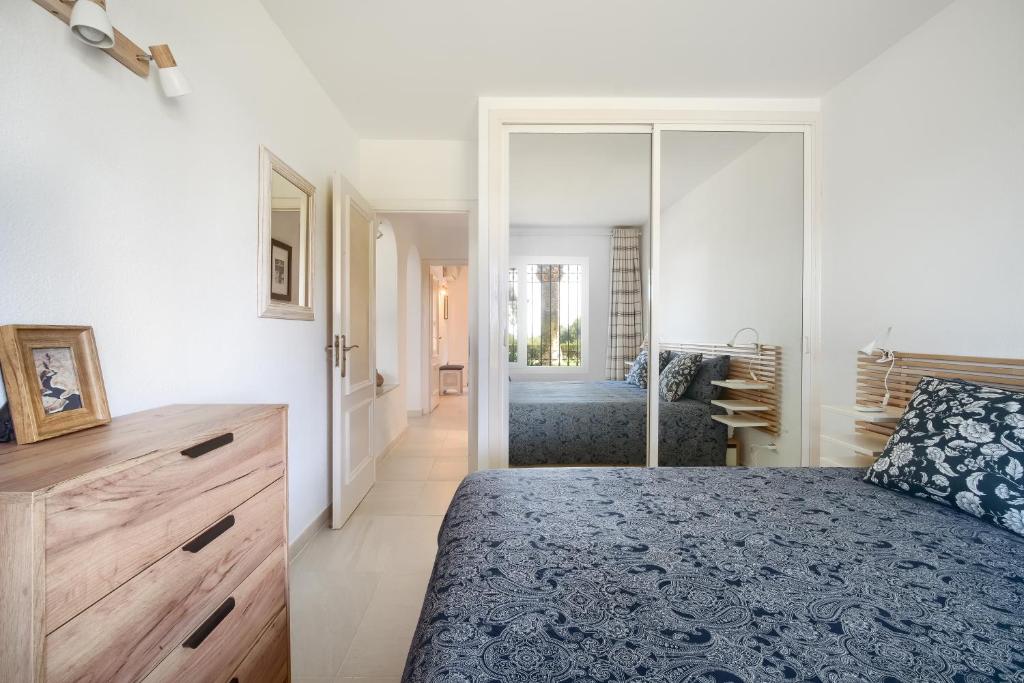 A bed or beds in a room at 31 Miraflores Jardin B, gorgeous views, pool, Wifi
