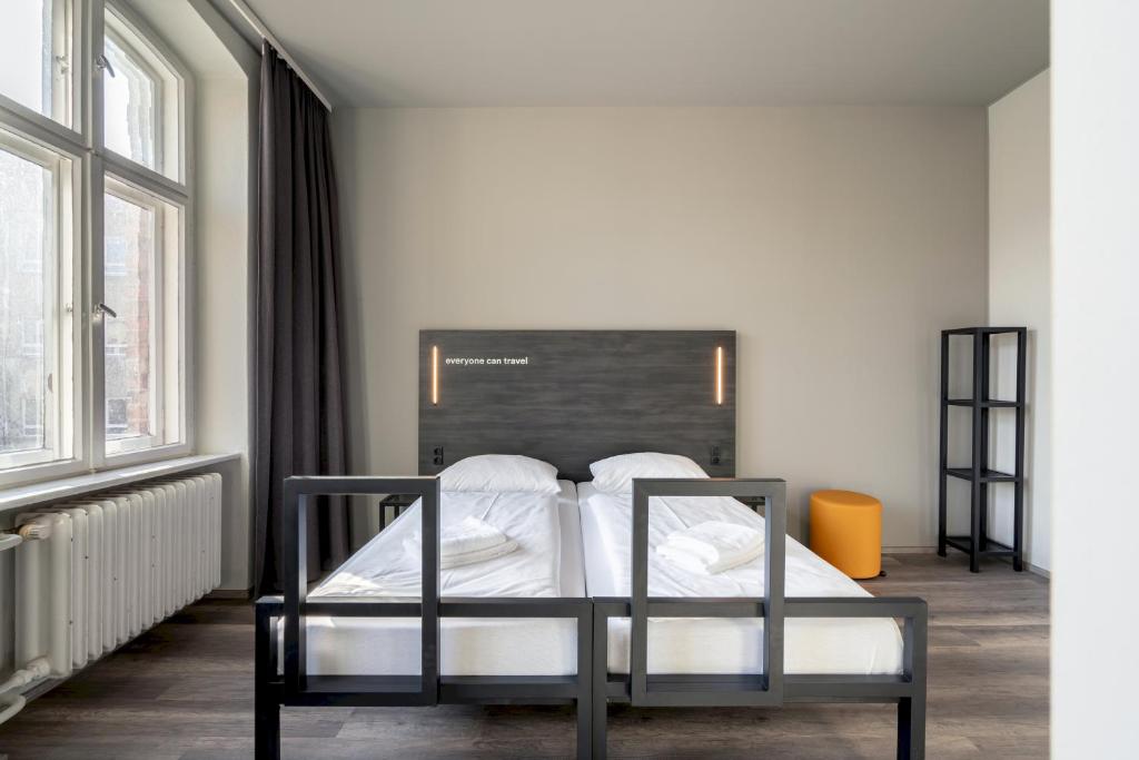 Postel nebo postele na pokoji v ubytování a&o Berlin Friedrichshain