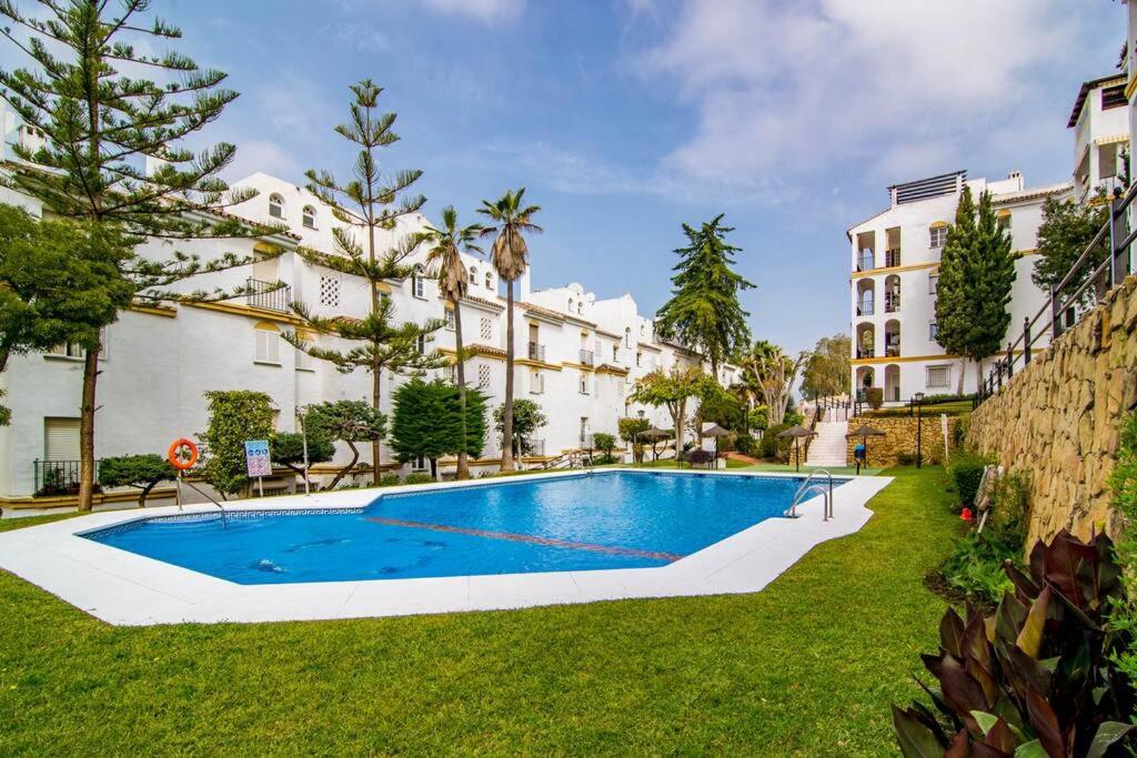 - une piscine dans une cour à côté d'un bâtiment dans l'établissement Luxurious apartment close to Puerto Banus, à Estepona