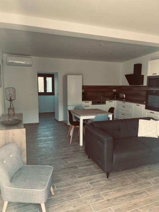 un salon avec un canapé et une table dans l'établissement Maison de charme au bout du CAP CORSE, à Ersa