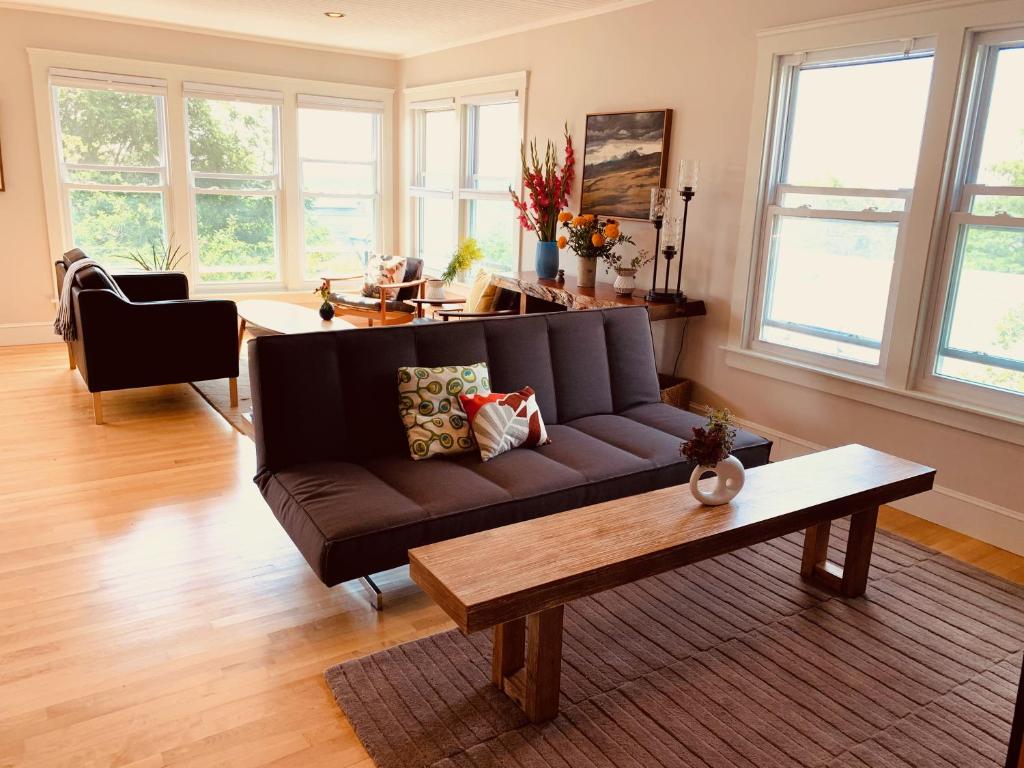 een woonkamer met een bank en een salontafel bij 62 Views in Portland
