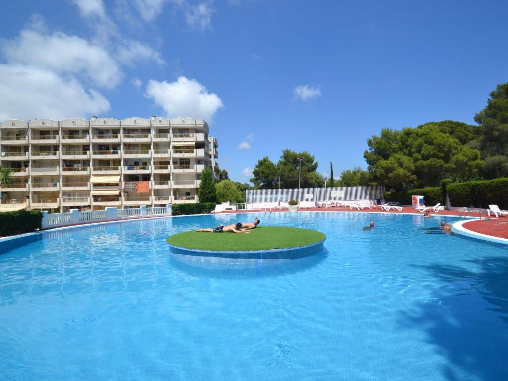 Bazén v ubytování Apartment Catalunya-10 by Interhome nebo v jeho okolí