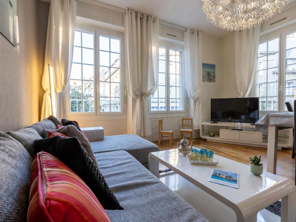 un salon avec un canapé et une table dans l'établissement Apartment Puits Aux Braies by Interhome, à Saint-Malo
