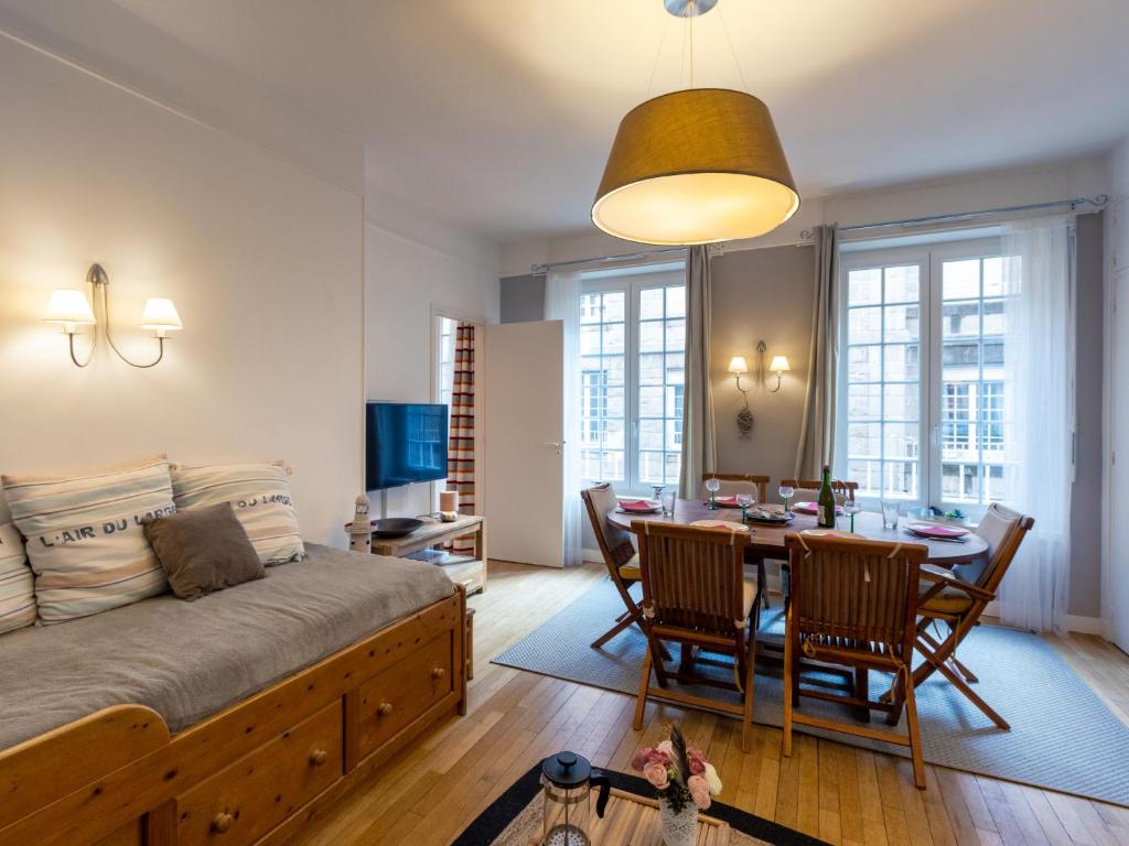 un salon avec un lit, une table et des chaises dans l'établissement Apartment Lancette by Interhome, à Saint-Malo