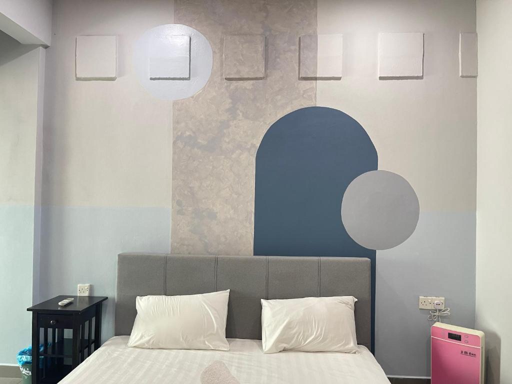 sypialnia z łóżkiem z niebiesko-białą ścianą w obiekcie MR Homestay HotelStyle Room Teluk Intan w mieście Teluk Intan