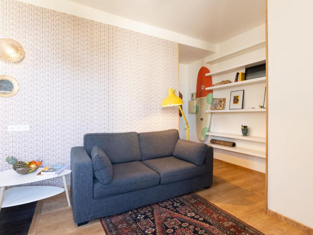 salon z niebieską kanapą i stołem w obiekcie Apartment Haitze Egoa by Interhome w Biarritz