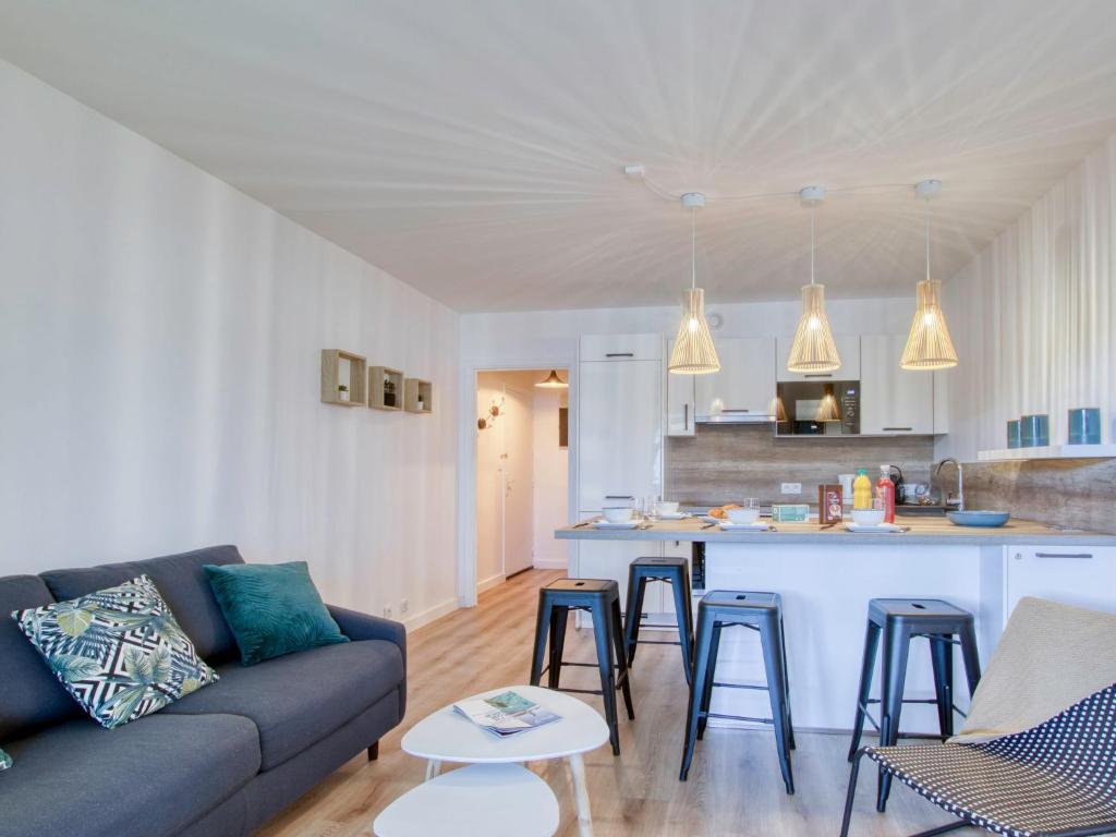 un salon avec un canapé et une cuisine dans l'établissement Apartment L'Ile heureuse-7 by Interhome, à Saint-Cyr-sur-Mer