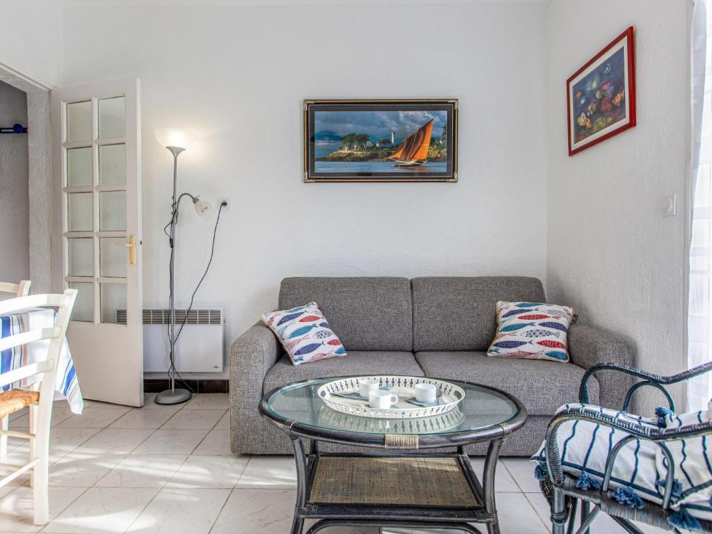 un salon avec un canapé et une table en verre dans l'établissement Apartment Iena by Interhome, à Vieux-Boucau-les-Bains