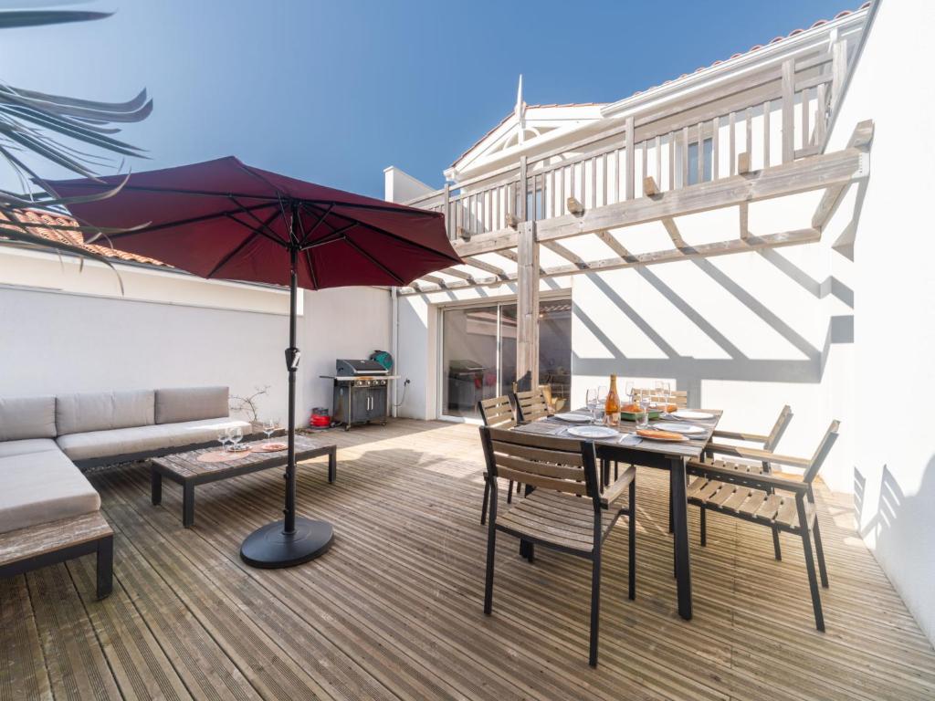 En balkon eller terrasse på Apartment Les Patios de Flore-2 by Interhome