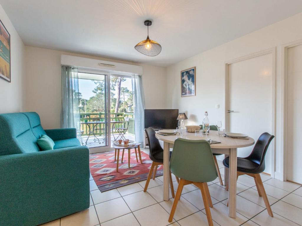 un salon avec un canapé, une table et des chaises dans l'établissement Apartment Les Berges Landaises-5 by Interhome, à Capbreton
