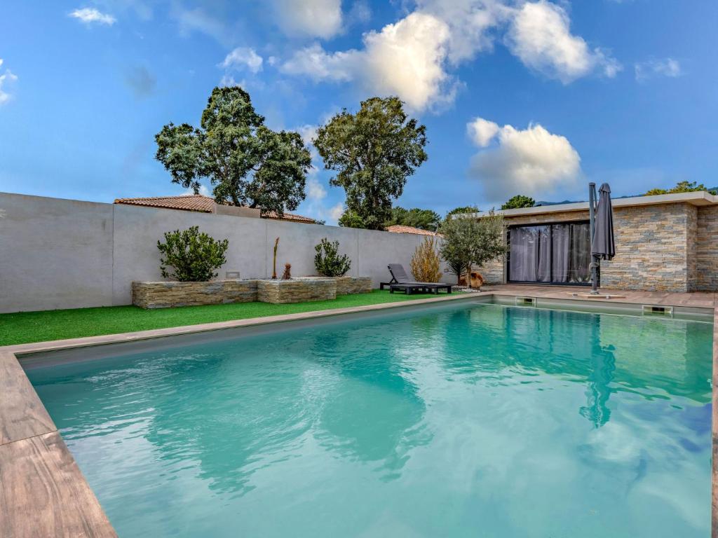 une piscine devant une maison dans l'établissement Holiday Home Villa les lieges by Interhome, à Lecci