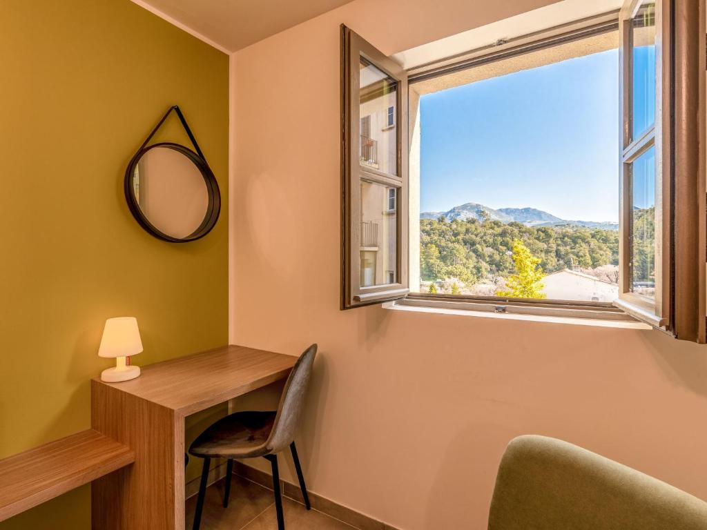 Habitación con escritorio, espejo y ventana. en Apartment Padova T2 by Interhome en Corte