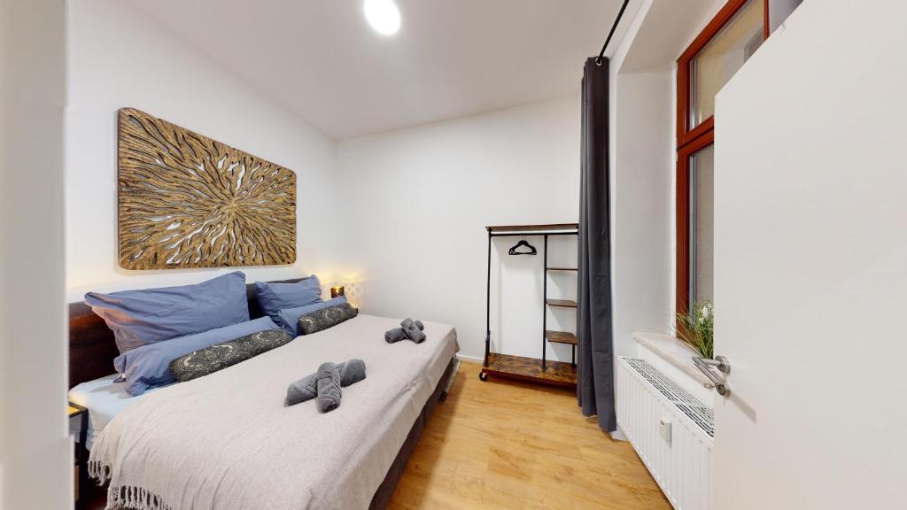 ein Schlafzimmer mit einem Bett mit blauen Kissen in der Unterkunft SweetHome - Luxus pur - große Küche, Stellplatz, WiFi in Magdeburg