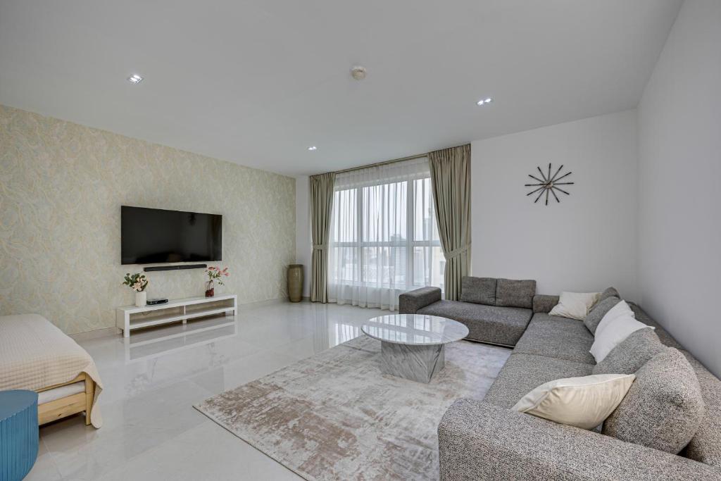un soggiorno con divano e TV di Bright stylish sea view apartment in JBR a Dubai