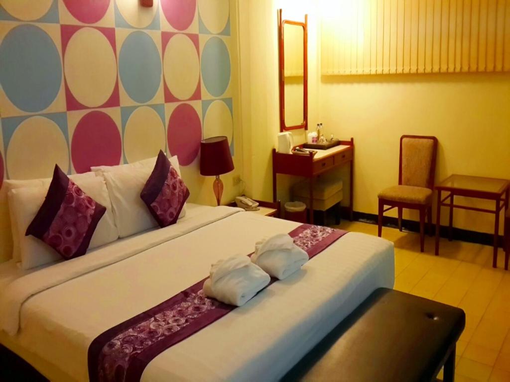 Postel nebo postele na pokoji v ubytování Sawasdee Sukhumvit Inn
