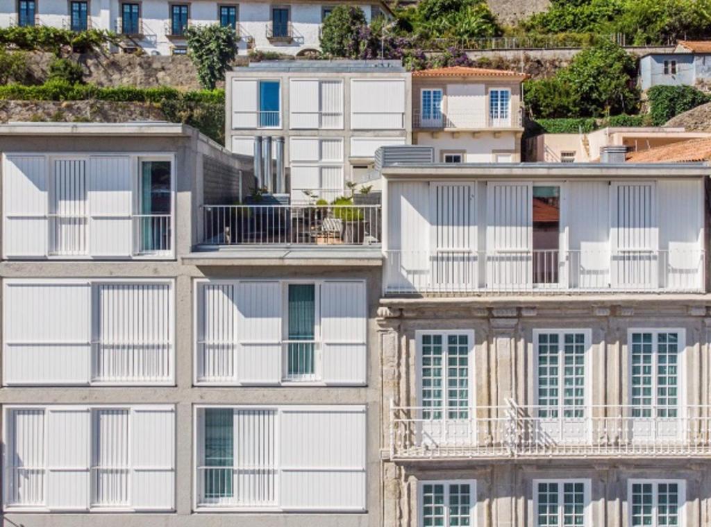 um grupo de edifícios de apartamentos brancos com varandas em Oporto Serviced Apartments - Miragaia no Porto