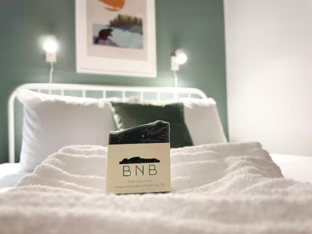 Tempat tidur dalam kamar di Sleeping Giant BNB