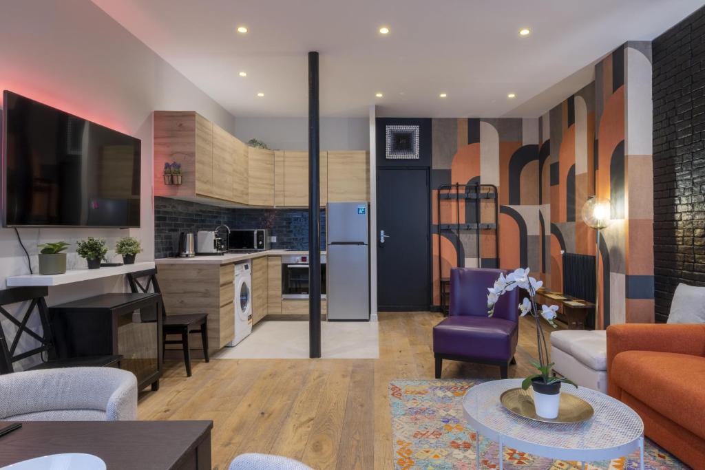 un salon avec une cuisine et un salon dans l'établissement Spacious apartement - 4BR-10P - Paris Center, à Paris