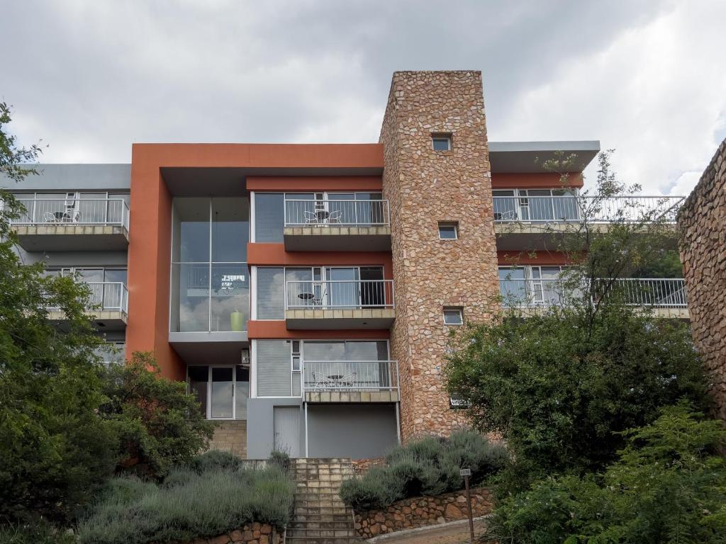 ein Apartmenthaus mit einem gemauerten Kamin in der Unterkunft Orangerie Guest House in Johannesburg