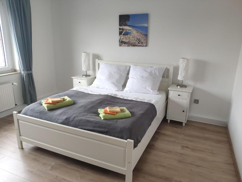 a bedroom with a bed with two towels on it at Gemütliche Wohnung "Charly" zum Wohlfühlen zu allem gut angebunden in Paderborn